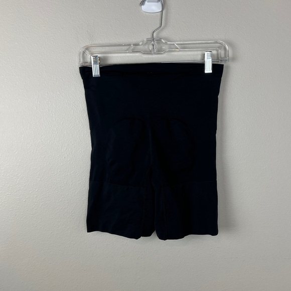 Spanx OnCore Mid Thigh Shorts - Picture 3 of 6